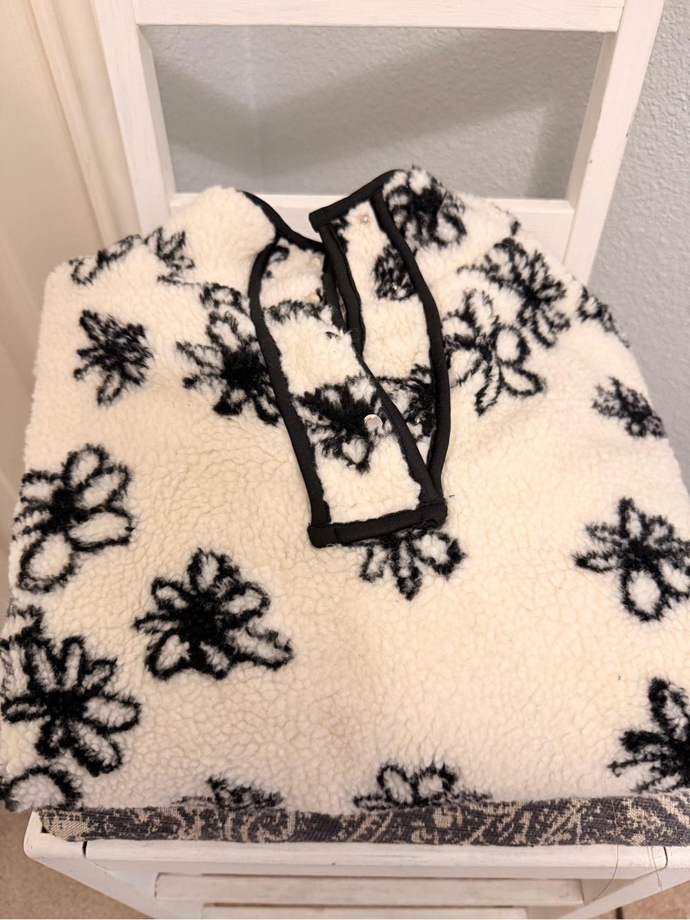Parke Black & White Floral Sherpa Pullover - size L/XL - Picture 2 of 5